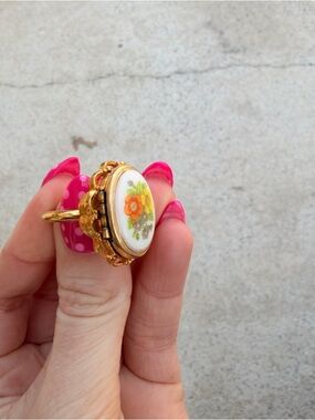 Vintage Avon Locket 1975 Ring